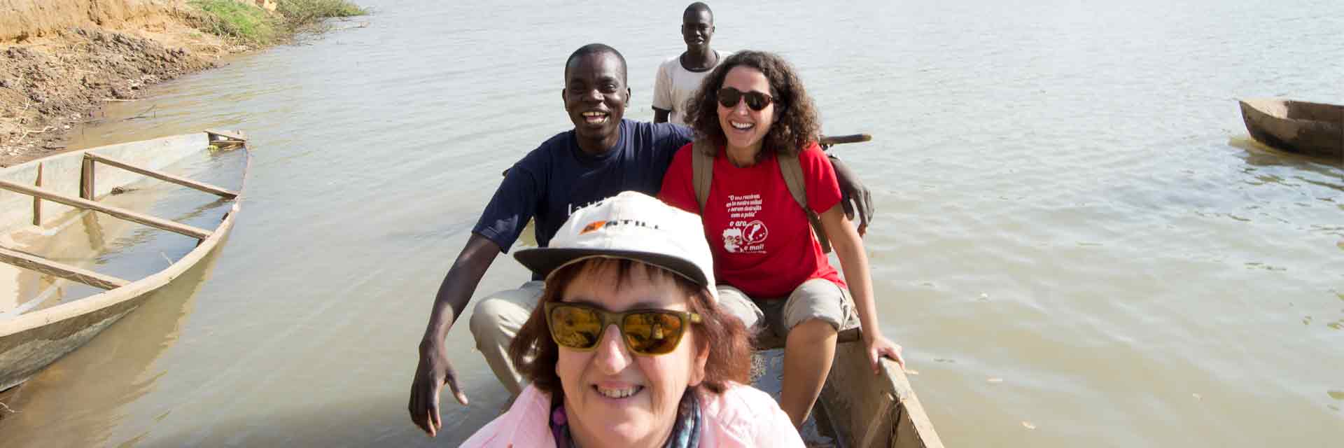 Grupo de cooperantes de travesía en el rio Logone.