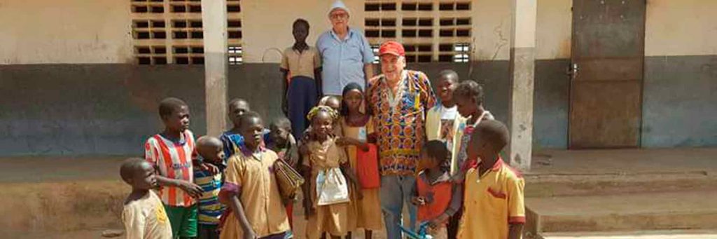 Jose Luis con un grupo de niños