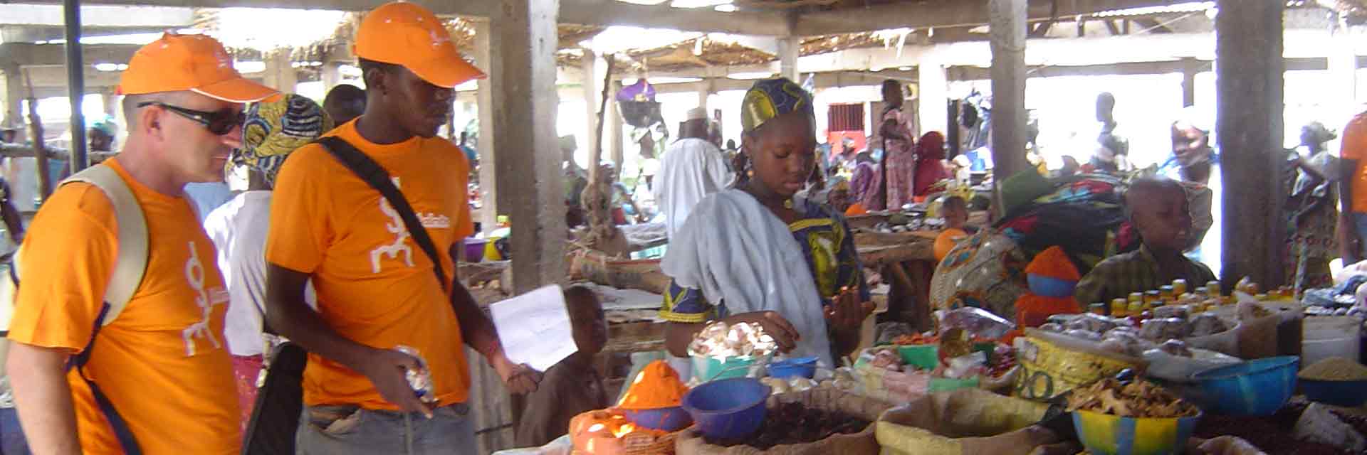 Cooperantes en un mercado local