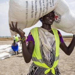 Una voluntaria carga un saco de semillas distribuido por la Cruz Roja Internacional en la ciudad de Thonyor, Sudán del Sur. ALBERT GONZÁLEZ FARRAN AFP PHOTO